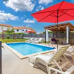 4 Bedroom Amazing In Vikendica Pula