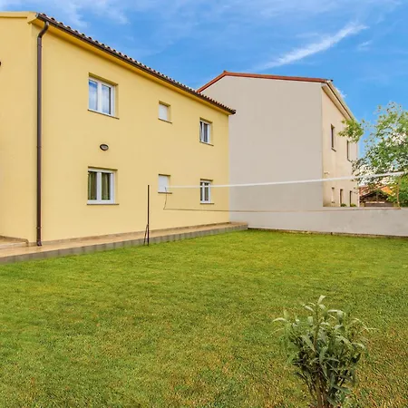 4 Bedroom Amazing In Holiday home Pula