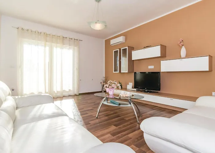 4 Bedroom Amazing In Holiday home