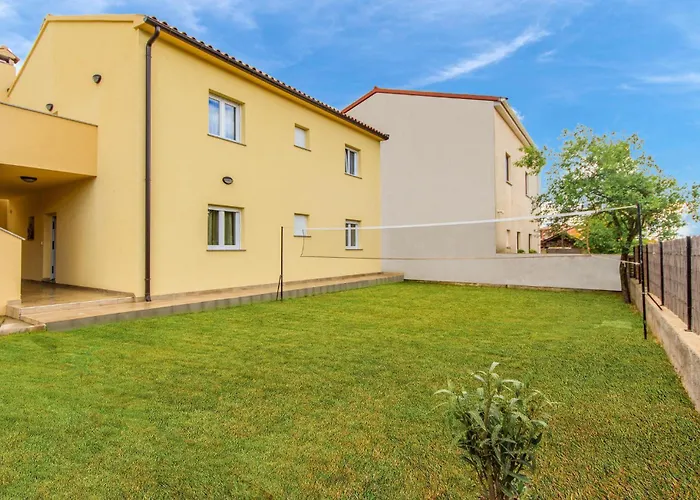 4 Bedroom Amazing In Holiday home Pula