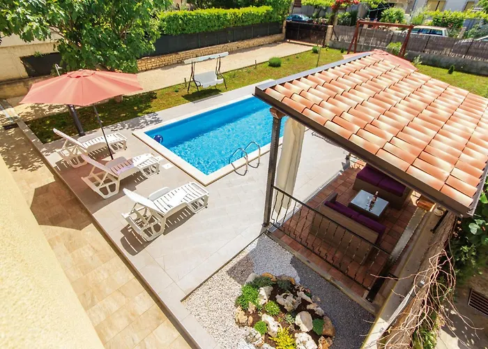 4 Bedroom Amazing In Holiday home *