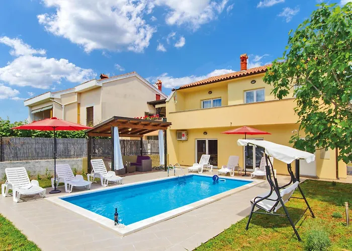 4 Bedroom Amazing In Holiday home *