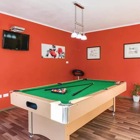 4 Bedroom Amazing In Hébergement de vacances *