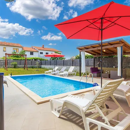 4 Bedroom Amazing In Hébergement de vacances Pula