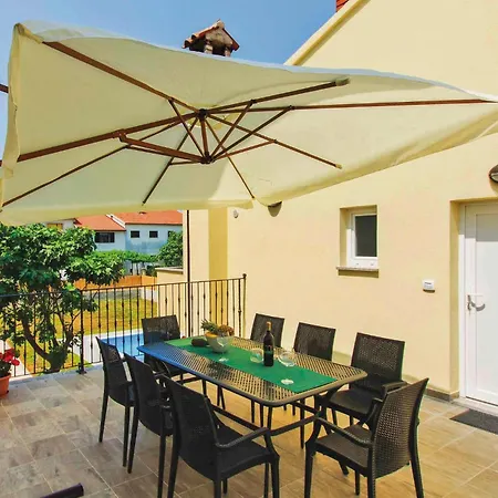 Hébergement de vacances 4 Bedroom Amazing In *