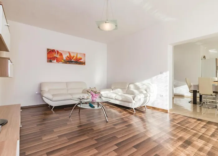 بيت للعطل 4 Bedroom Amazing In *