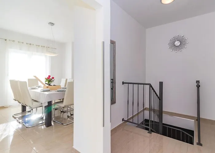 بيت للعطل 4 Bedroom Amazing In *