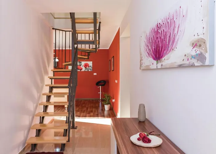 Vikendica 4 Bedroom Amazing In Pula