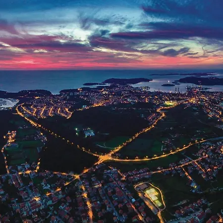 4 Bedroom Amazing In Semesterbostad Pula