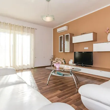 4 Bedroom Amazing In Semesterbostad