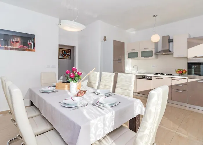 4 Bedroom Amazing In פולה