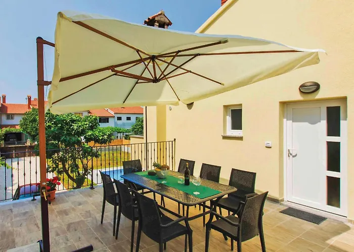 בית נופש 4 Bedroom Amazing In *